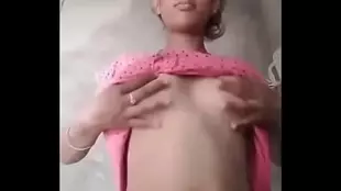 Indian girl seduces with her alluring physique