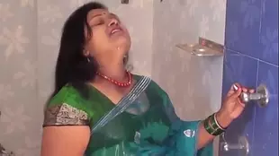 Desi couple indulges in steamy bath time