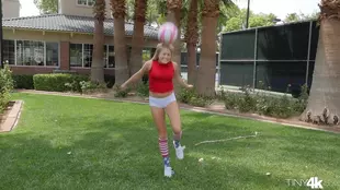 American blonde Scarlett Sage flaunts her athletic figure