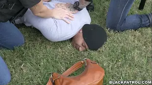 The policewoman with a big ass is caught by a black man in public