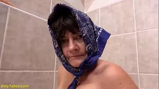 Old lady pisses in the bathtub while being polished