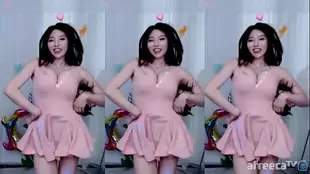 Pink dress, pink lips: Jihen's sexy solo performance
