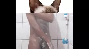 Novinho takes a quick shower