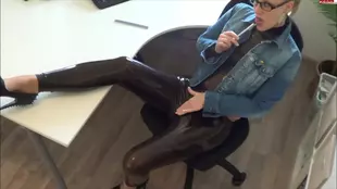 Lara CumKitten seductively flaunts her stunning legs in a captivating latex ensemble