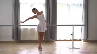 Gina Gerson's seductive solo performance based on ballet
