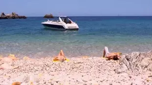 Freshly posted video of a blonde woman urinating at the beach