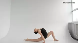 Flexible teen Dasha Lopuhova shows off her bending skills